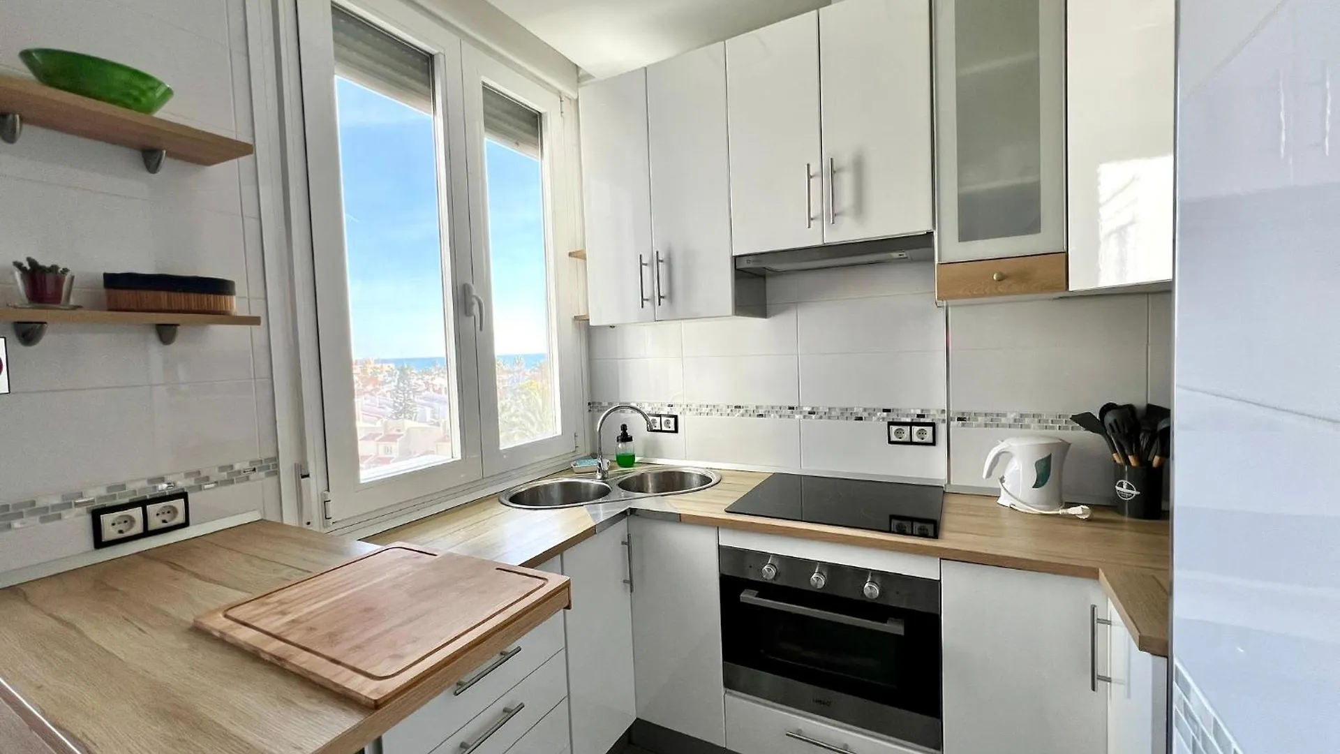Espectacular Apartamento Junto Al Mar, Con Piscina En Malaga