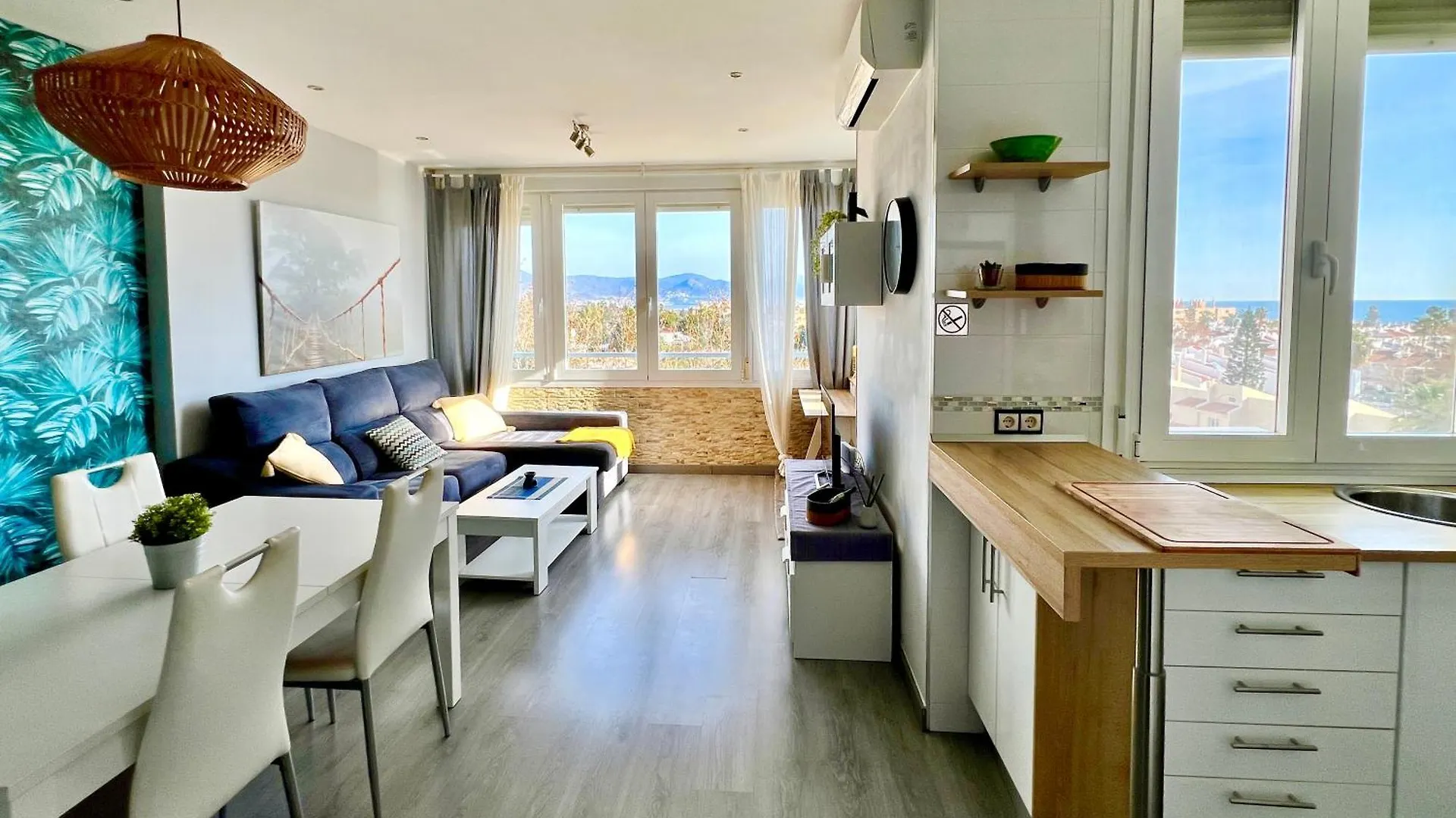 Espectacular Apartamento Junto Al Mar, Con Piscina En Malaga
