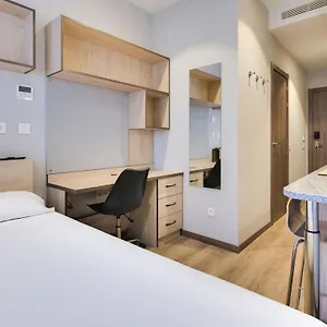 بيت شباب Livensa Living Feria, مالقة